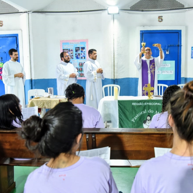 Bispo celebra missa no CAIP Ruth Pistori