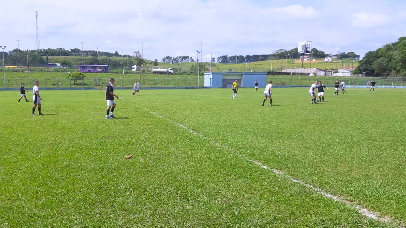 Adolescentes de centros socioeducativos da Fundação CASA disputam partida de futebol em campo gramado durante a fase regional da Copa CASA, em Guararema.